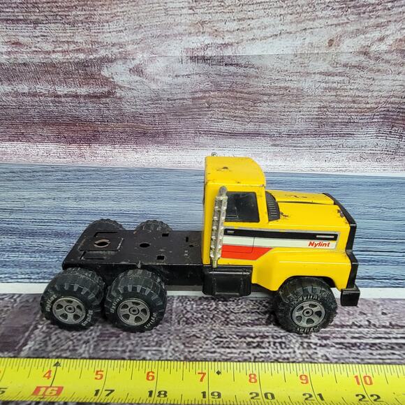 Vintage Nylint pressed steel/plastic day cab semi yellow/black - Picture 1 of 8